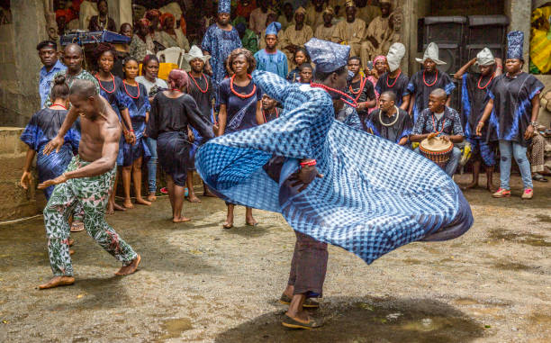 ballerini tradizionali - nigerian culture men africa african culture foto e immagini stock