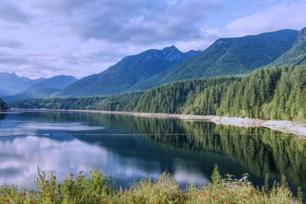 山に囲まれたクリーブランドダム貯水池 - district of north vancouver ストックフォトと画像