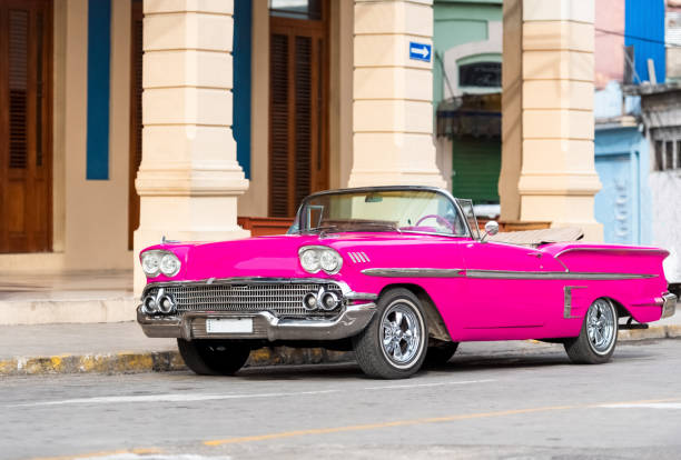 아바나 시티 쿠바에서 구시 가지에서 미국 핑크 1958 클래식 자동차 컨버터블 - 세리에 쿠바 보고 - cuba usa vintage car car 뉴스 사진 이미지