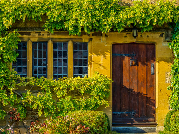 de regio cotswolds in het verenigd koninkrijk - cotswold stockfoto's en -beelden