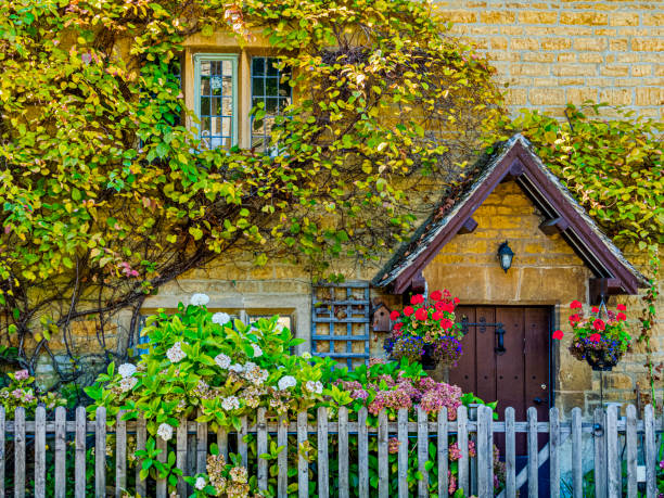 de regio cotswolds in het verenigd koninkrijk - cotswold stockfoto's en -beelden