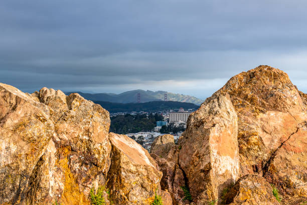 stormy morning de tank hill - famous place san francisco county california san francisco bay photos et images de collection