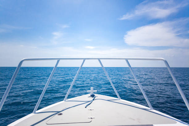 devant le bateau qui navigue en mer. - yacht luxury front view ships bow photos et images de collection