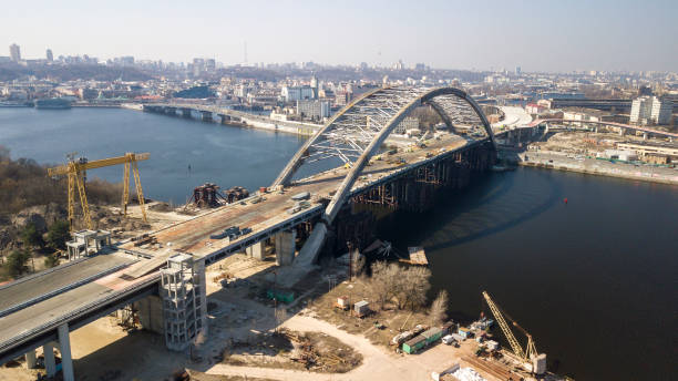 zobacz szczyt budowy mostu podolsk-voskresensky w kijowie ukraina marzec 2020 z wysokości lotu - podolsk zdjęcia i obrazy z banku zdjęć