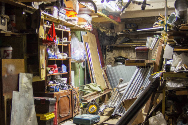 big mess in an over stuffed suburban garage. - caos imagens e fotografias de stock