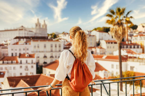 donna contemplando un bellissimo paesaggio urbano - città di lisbona foto e immagini stock