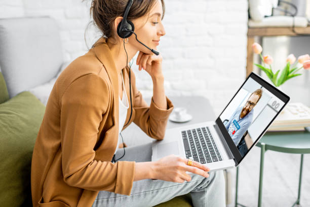 donna d'affari che ha fatto una videochiamata con il collega - working at home headset telecommuting computer foto e immagini stock