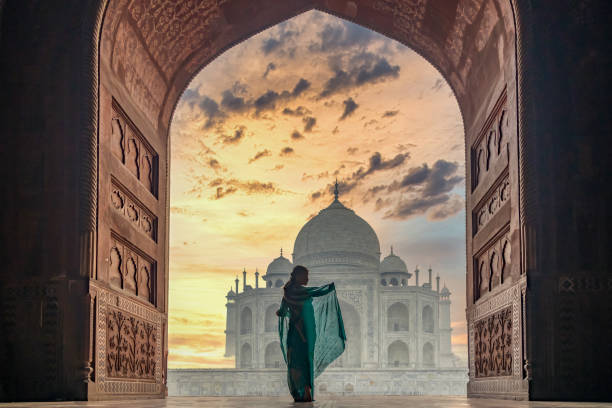 mulher em cultura traditonal vestido saree ou sari no taj mahal, taj mahal é o mausoléu de mármore branco mais bonito na cidade indiana, agra, uttar pradesh, índia. - tourism travel architectural feature architecture - fotografias e filmes do acervo