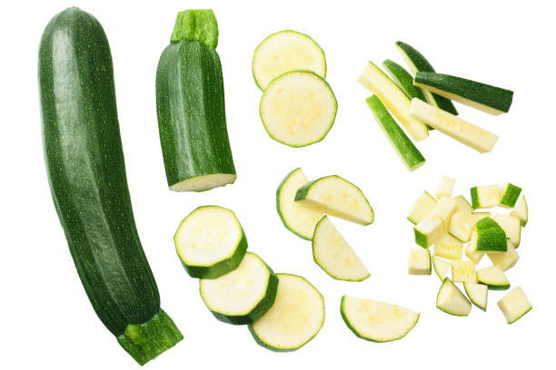 frische grüne zucchini-scheiben isoliert auf weißem hintergrund - zucchini vegetable freshness green stock-fotos und bilder