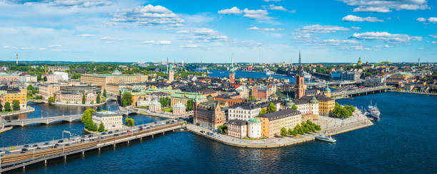 panorama aéreo de estocolmo sobre las torres del puerto de gamla stan suecia - riddarfjarden fotografías e imágenes de stock