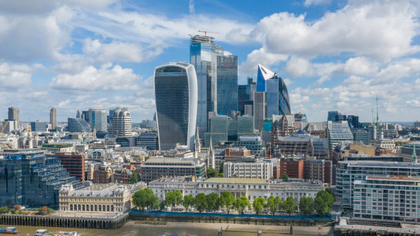 grande centro da cidade financeira de londres com arranha-céus de escritórios e outros edifícios - greater london fotos - fotografias e filmes do acervo