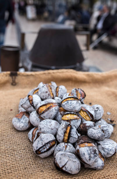 castañas asadas tradicionales de lisboa - chestnut roasted heat roasted chestnut fotografías e imágenes de stock
