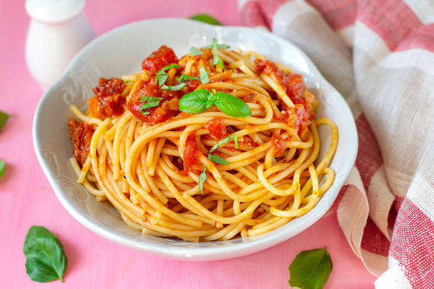 トマトとバジルのイタリアパスタスパゲッティ - linguini ストックフォトと画像