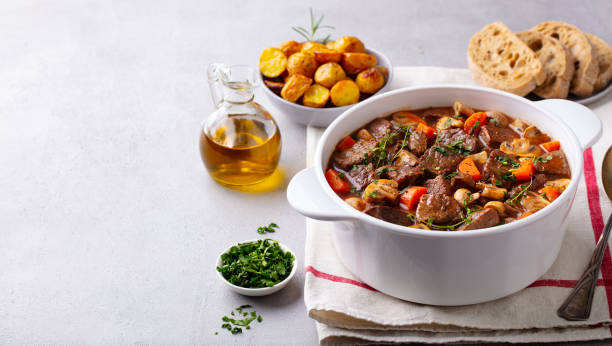 rindfleisch bourguignon eintopf mit gemüse. grauer hintergrund. kopieren sie den speicherplatz. - beef stew stock-fotos und bilder