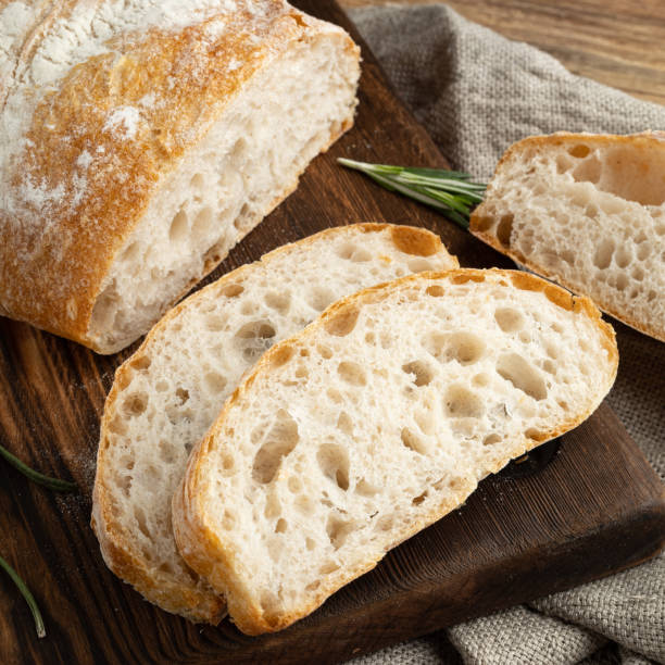 delicioso pan de ciabatta italiano en rodajas caseros. - ciabatta fotografías e imágenes de stock