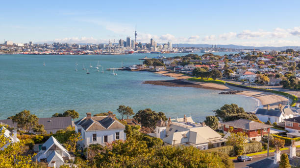 데본포트 및 오클랜드 시티 스카이라인 - auckland region 뉴스 사진 이미지