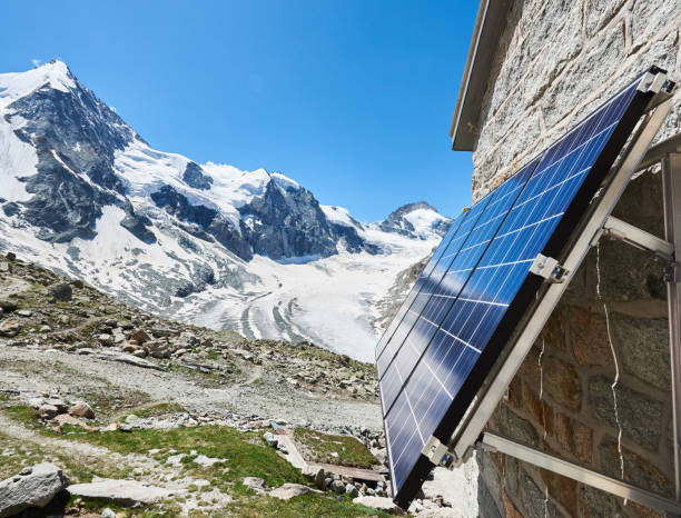 山の家のソーラーパネル。 - solar panel alternative energy chalet european alps ストックフォトと画像