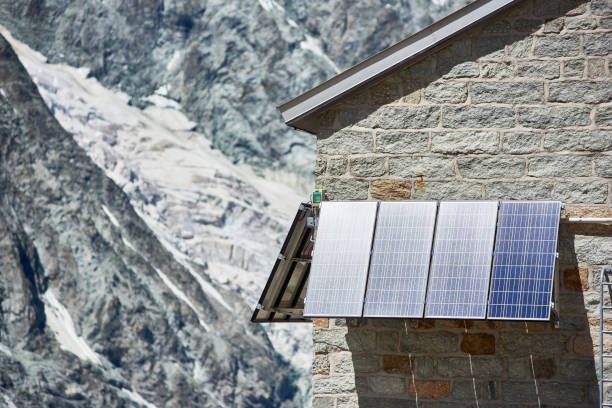 山の家のソーラーパネル。 - solar panel alternative energy chalet european alps ストックフォトと画像