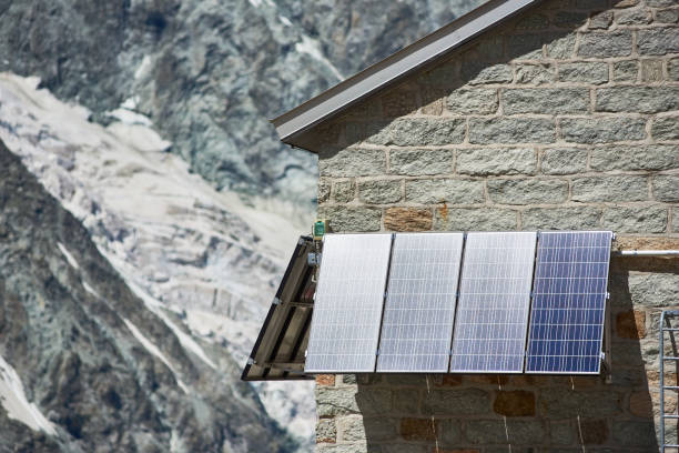 山の家のソーラーパネル。 - solar panel alternative energy chalet european alps ストックフォトと画像