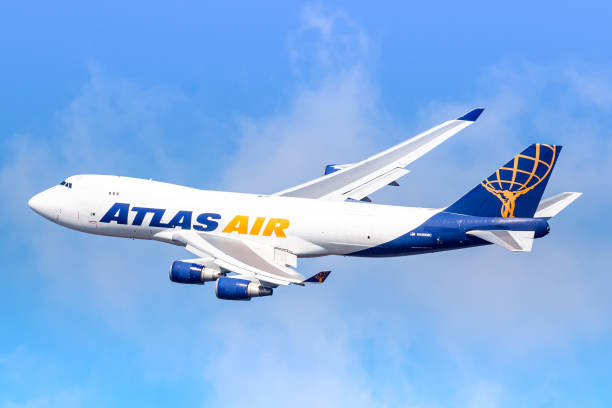 atlas air boeing 747-4f flugzeug in new york jfk - boeing 747 stock-fotos und bilder
