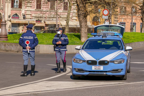 이탈리아 경찰 순찰대가 성 베드로 대성당 광장 근처의 거리를 통제합니다. - medical plaza 뉴스 사진 이미지