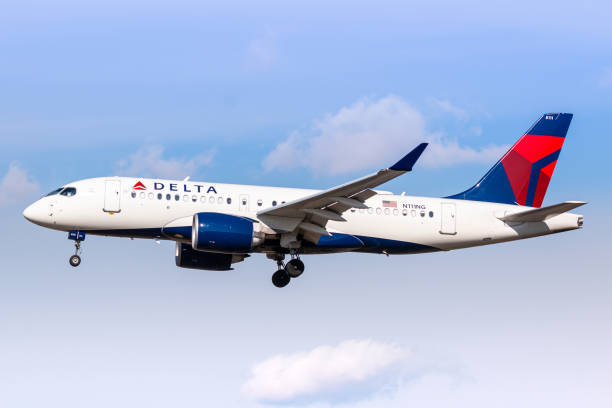 뉴욕 jfk에서 델타 항공 a220-100 비행기 - delta air lines 뉴스 사진 이미지