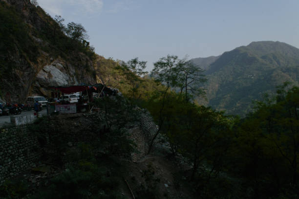 widok na góry i populacji, która będzie trek i zniszczyć piękno przyrody w kierunku słynnego wodospadu neer, rishikesh, uttarakhand, indie. - waterfall water nature zen like zdjęcia i obrazy z banku zdjęć