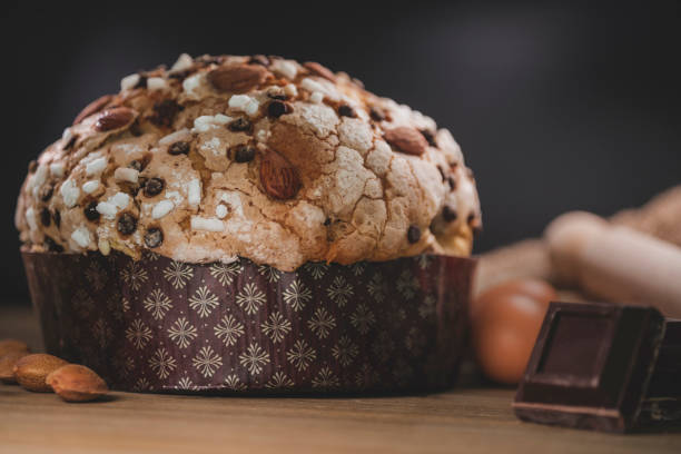 традиционный итальянский домашний панеттоне - cooked still life close up nut стоковые фото и изображения