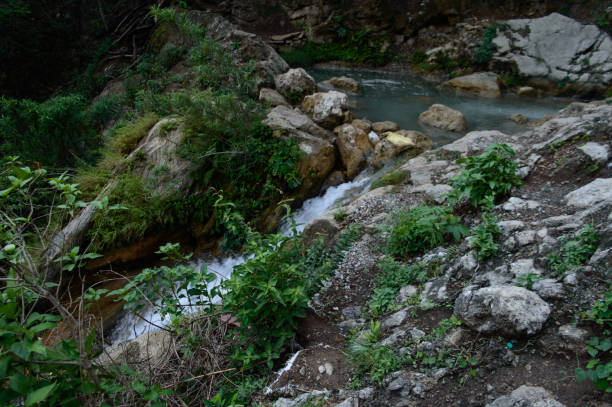 mały wodospad pod słynnym wodospadem neer garh, rishikesh, uttarakhand india. - waterfall water nature zen like zdjęcia i obrazy z banku zdjęć
