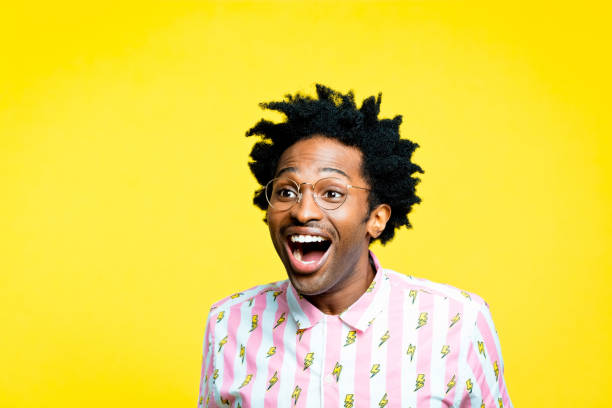 hombre emocionado con camisa vintage, retrato sobre fondo amarillo - mouth open fotos fotografías e imágenes de stock