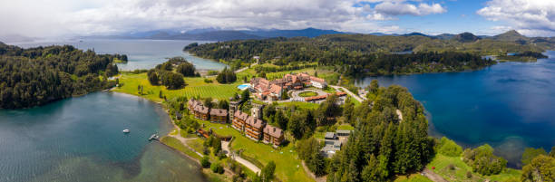 panorama llao llao, hôtels, lacs emblématiques, chaîne de montagnes avec neige, argentine - panoramic bariloche argentina scenics photos et images de collection