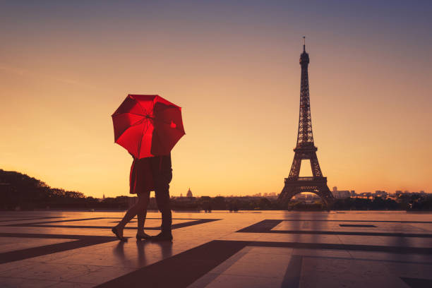 couple travel to paris, silhouette of lovers kissing near eiffel tower, france - paris france eiffel tower love kissing imagens e fotografias de stock