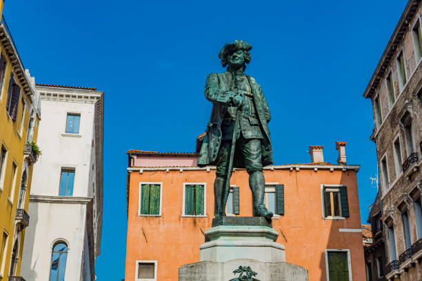 denkmal für carlo goldoni in venedig, italien - carlo goldoni stock-fotos und bilder