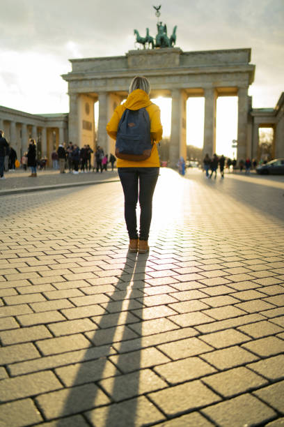 tourist in berlin - women rear view one person arch stock-fotos und bilder