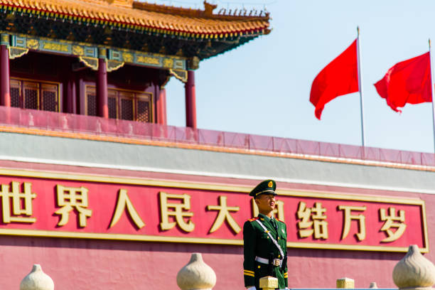 portão de tiananmen da paz celestial em pequim - travel locations europe china beijing - fotografias e filmes do acervo