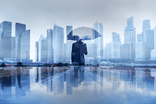 concepto de seguro, riesgo en los negocios, hombre de negocios con paraguas photo
