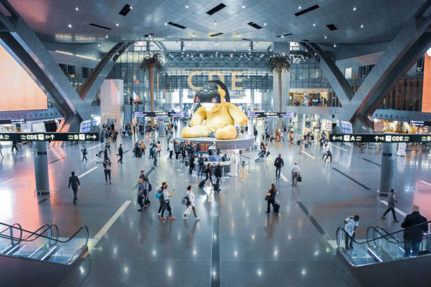 hamad uluslararası havaalanı: grand fuaye / duty-free hall - qatar airways stok fotoğraflar ve resimler
