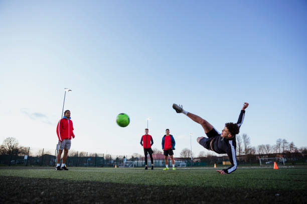 muéstrales cómo está hecho - volley kick fotografías e imágenes de stock