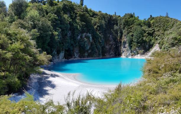 ghiaccio blu inferno cratere lago waimangu valle nuova zelanda - paesaggio vulcanico foto e immagini stock