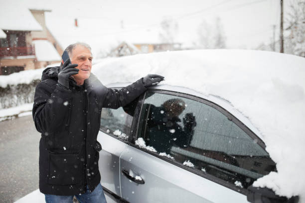 uomo anziano che parla allo smartphone - weather vane foto e immagini stock