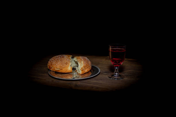 pane e vino della santa comunione sul nero - communion table foto e immagini stock