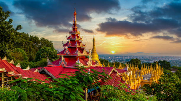 マンダレーヒル主要な巡礼地は、東南アジアミャンマー、マンダレー、アジアの古代建築のランドマークのランドマーク。 - gold pagoda temple myanmar ストックフォトと画像