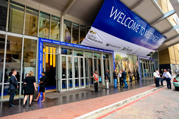 vista exterior do centro de convenções de sandton a partir da rua maude - tradeshow exhibition convention center presentation - fotografias e filmes do acervo