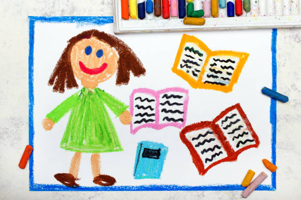 カラフルな図面の写真:オープンブックで笑顔の若い女の子。女子高生は本を読んで学ぶ - childs drawing child preschool crayon ストックフォトと画像