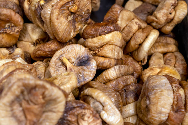 trockene feigen zum verkauf auf dem markt. hintergrund-feigenmakro - dried fig brown color image dried food stock-fotos und bilder