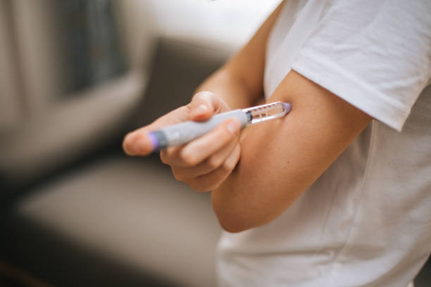 woman doing insulin injection - insulin diabetes pen injecting imagens e fotografias de stock