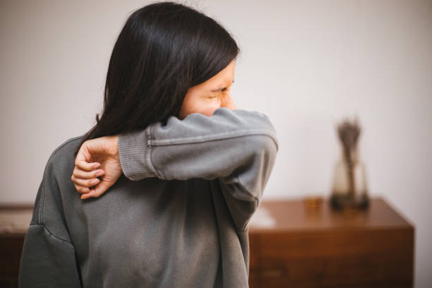 porträt einer jungen frau, die niest - husten stock-fotos und bilder