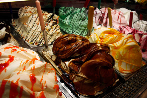 vitrine italienne de crème glacée - ice cream parlor ice cream dessert italian culture photos et images de collection