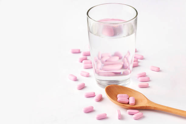 лекарственные препараты или таблетки со стаканом воды - chinese medicine herb pill nutritional supplement стоковые фото и изображения