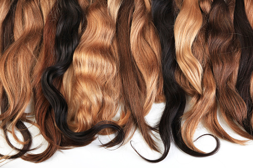 Mezcla de extensiones naturales de pelo: rubio, rojo, marrón. Hebras de pelo para peinados. photo